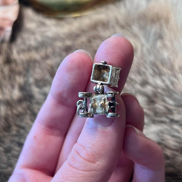 Sterling silver 3D articulated carriage pendant/charm - Picture 5 of 5